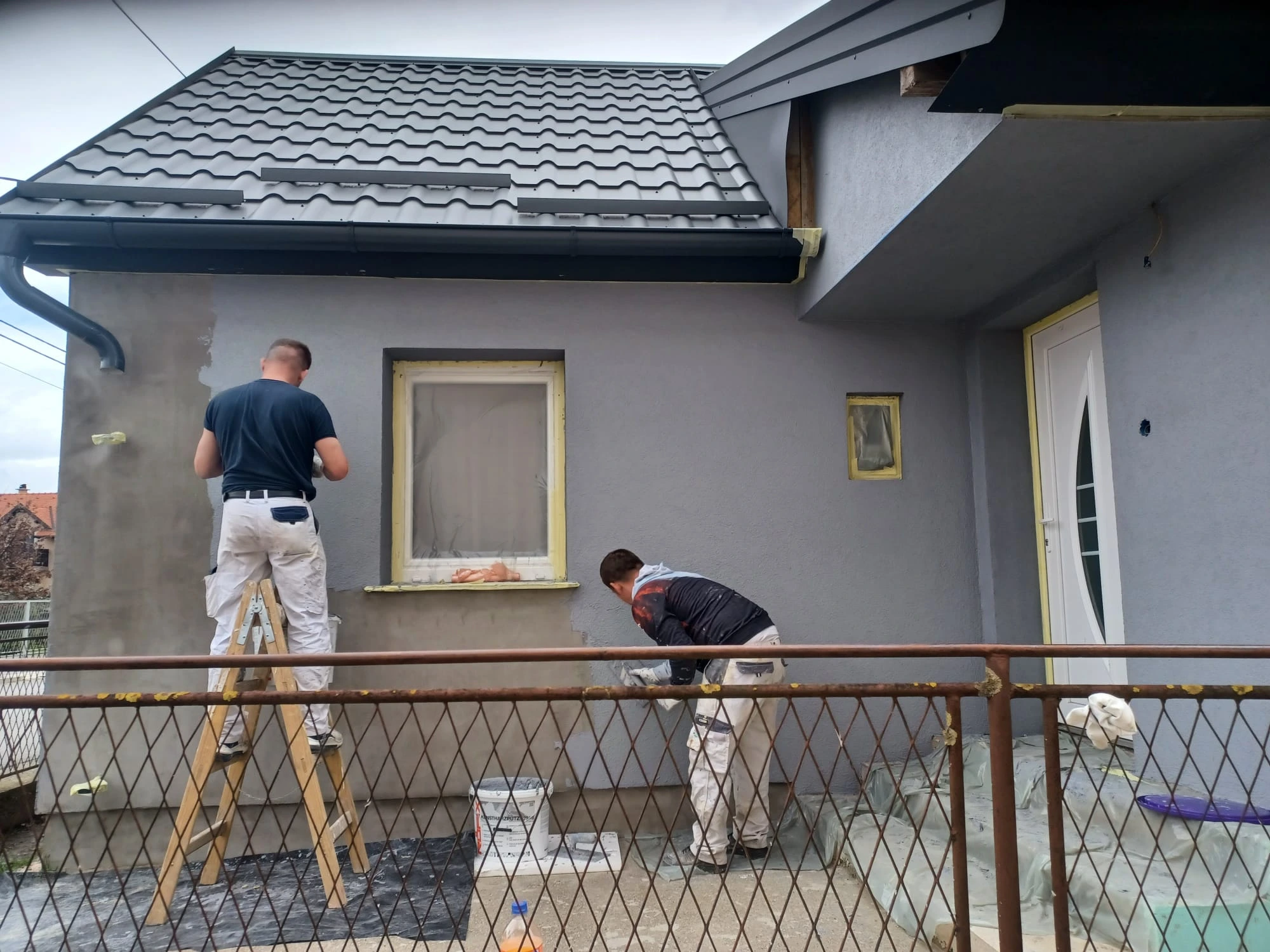 Završni slojevi žbuke i priprema fasade za bojanje.