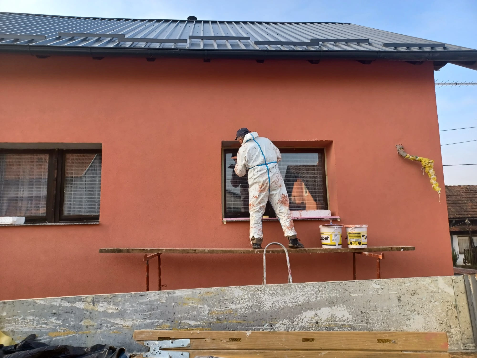 Radovi na izradi bež fasade kuće