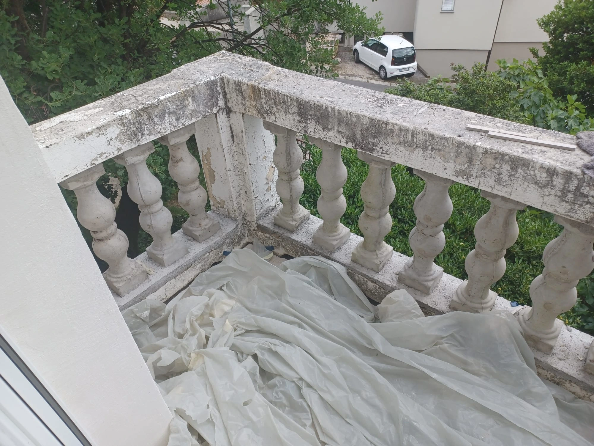 Pogled na oštećeni dio stare betonske ograde.