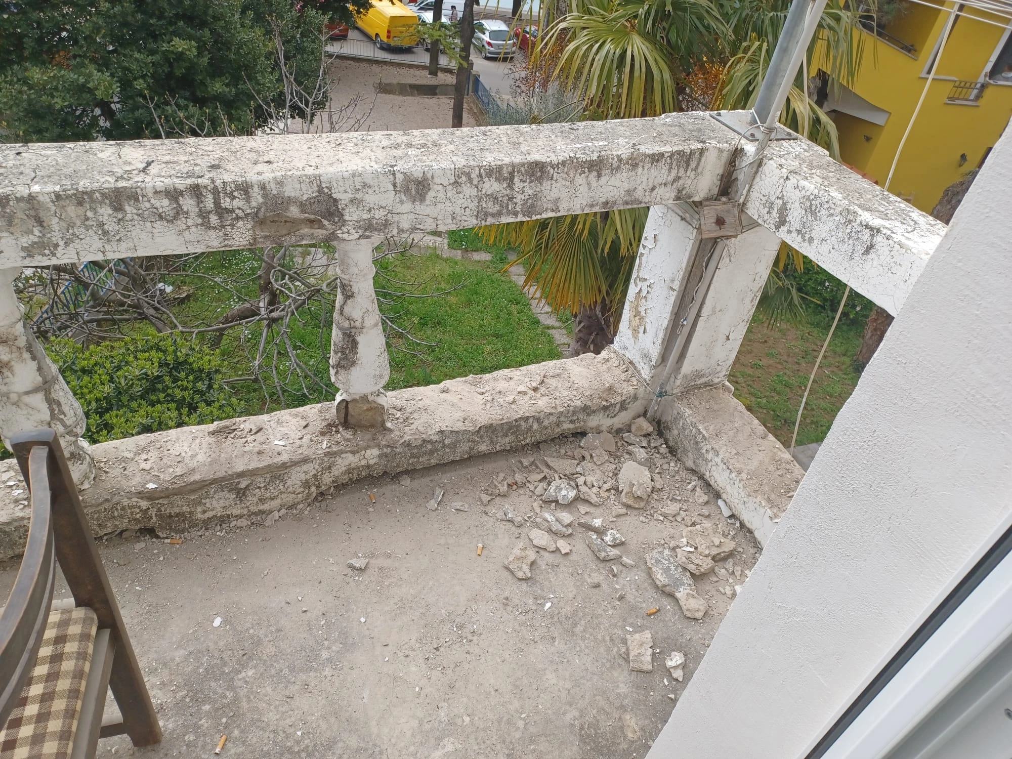 Oštećena stara ograda prije renovacije.